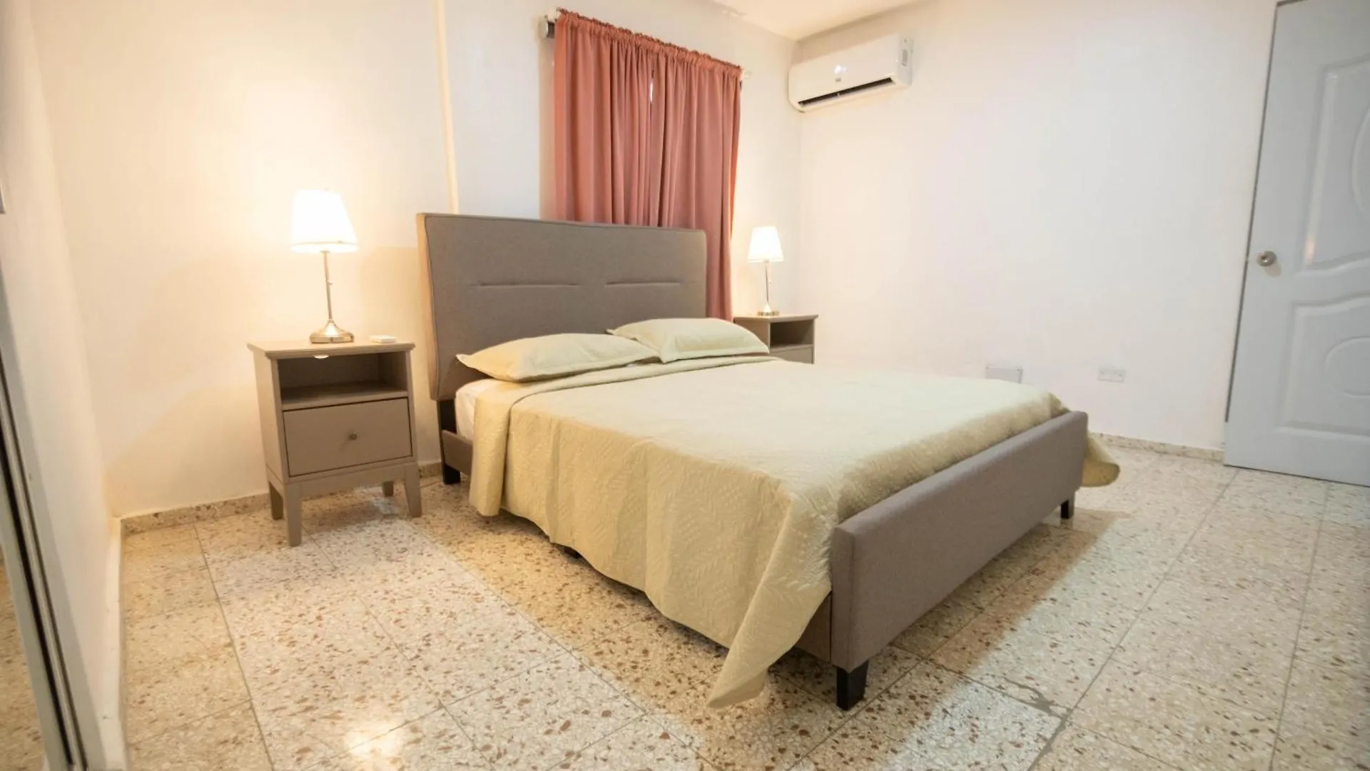 Caribbean House Hotell Ensanche Savica de Mendoza 0*,