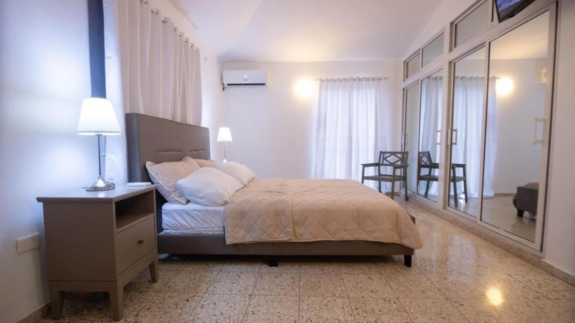 Caribbean House Hotell Ensanche Savica de Mendoza